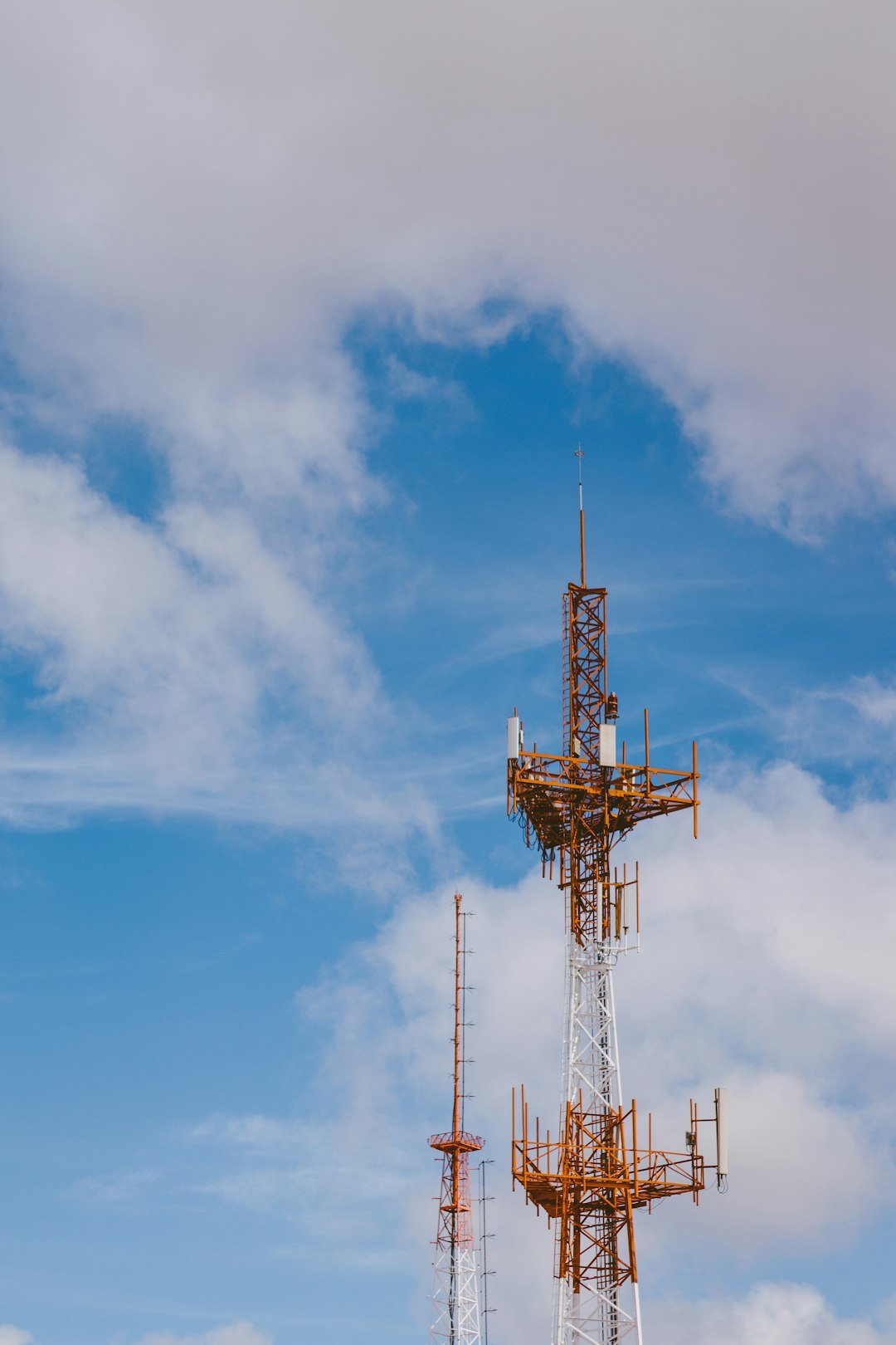red-and-black-tower-under-blue-sky-oq0pahvp1gg